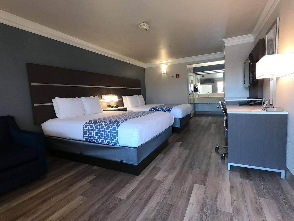 Western & Motel 3*