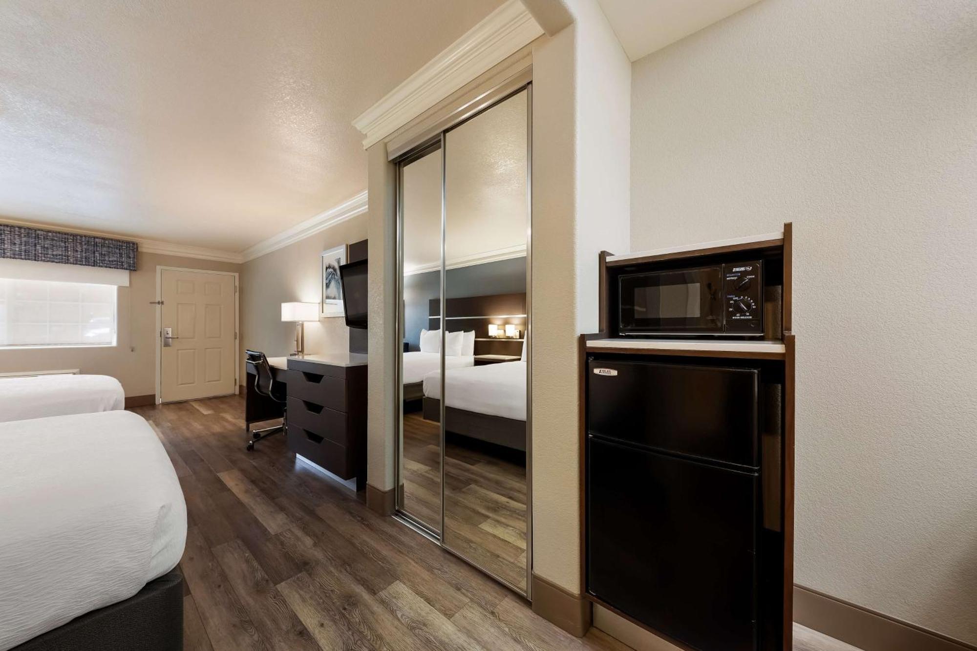 Western & Motel 3*
